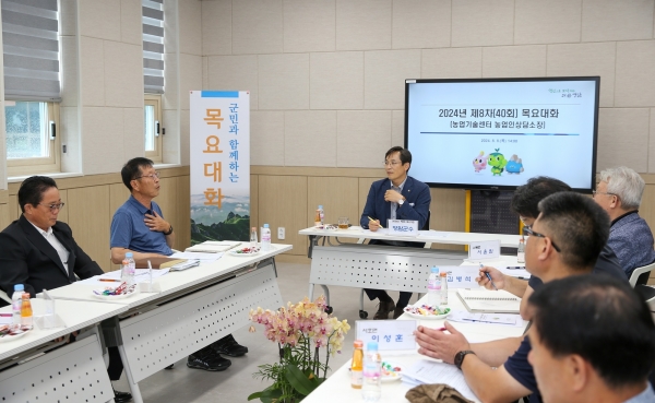 ▲우승희 영암군수가 지난 8일 농업인상담소장들과 ‘목요대화’를 열고, 이야기를 나눴다.(사진제공=영암군)