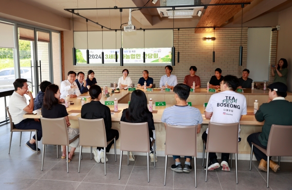 ▲김철우 보성군수가 3세대 차 후계농과 도시락 간담회에서 의견을 나누고 있다.(사진제공=보성군)