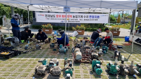 ▲영광군은 충남 논산시 은진면을 찾아 침수로 인해 사용할 수 없는 농기계의 수리 봉사를 위해 긴급 복구 지원을 펼쳤다.(사진제공=영광군)
