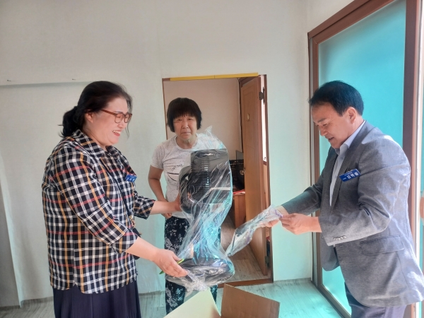▲김학중 곡성읍장이 폭염속 취약계층의 안부를 살피고 있다.(사진제공=곡성군)