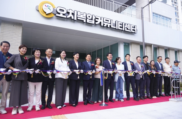 ▲강기정 광주광역시장이 12일 오후 북구 오치동 주공아파트 1단지에 들어선 '오치 복합 커뮤니티센터' 개관식에 참석해 신수정 광주시의회 의장, 문인 청장 등 내빈들과 테이프 커팅을 하고 있다.(사진제공=광주광역시)