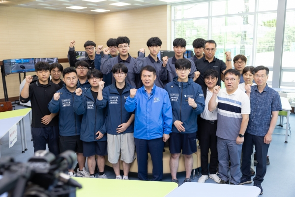 ▲광주전자공고에서 기념촬영 모습(사진제공=광주광역시교육청)