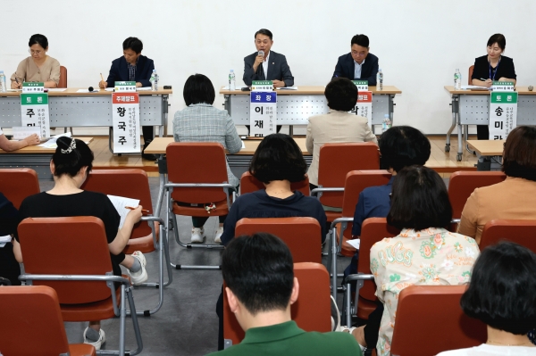 ▲전라남도의회 ‘찾아가는 전남교육 정책연구회’는 지난 12일에 나주시공익활동지원센터 대회의실에서 유보통합을 주제로 토론회를 개최했다.(사진제공=전라남도의회)