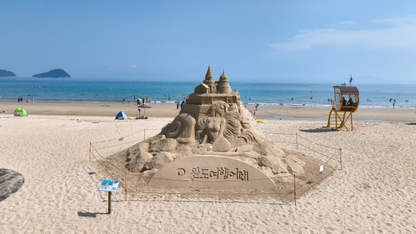 ▲완도 신지 명사십리에 조성된 모래조각 작품(사진제공=완도군)
