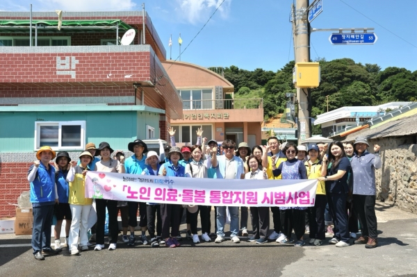 ▲여수시가 지난 13일 ‘섬까지 섬세한 노인 의료돌봄 통합지원 시범사업’으로 남면 금오도 5개 마을 어르신 300여 명을 대상으로 맞춤형 의료·복지서비스를 제공했다.(사진제공=여수시)