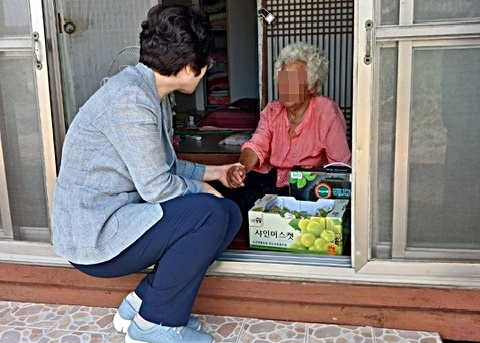 ▲고흥군은 제79주년 광복절을 맞아 조국의 자주 독립을 위해 헌신한 독립유공자들의 숭고한 희생을 기리기 위해 독립유공자 유족 위문에 나섰다.(사진제공=고흥군)