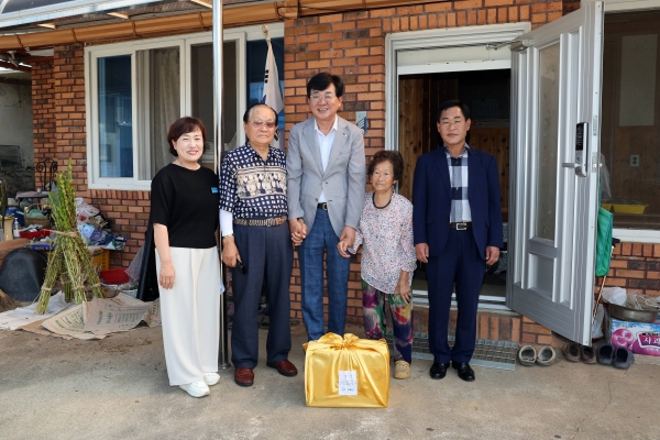 ▲장흥군은 광복절을 맞이하여 지역 독립유공자 유족을 위로하고 위문품을 전달했다.(사진제공=장흥군)