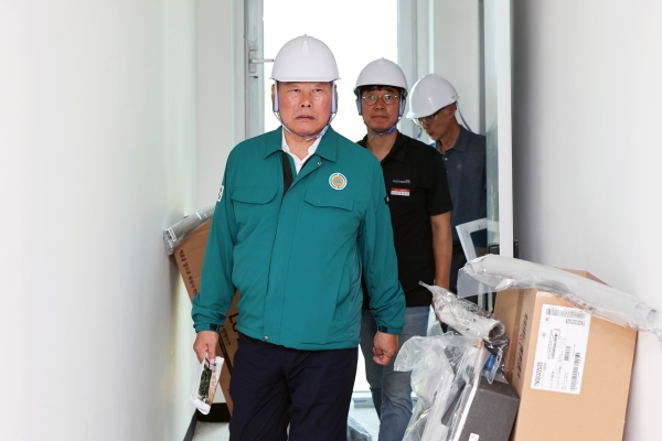 ▲농업근로자 기숙사 건립 현장을 점검하고 있는 김산 무안군수(사진제공=무안군)