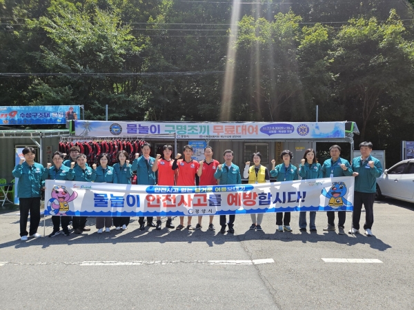 ▲정인화 광양시장은 지난 14일 피서객들이 많이 찾는 백운산 4대 계곡의 물놀이 현장을 방문해 집중 안전 점검을 펼쳤다.(사진제공=광양시)