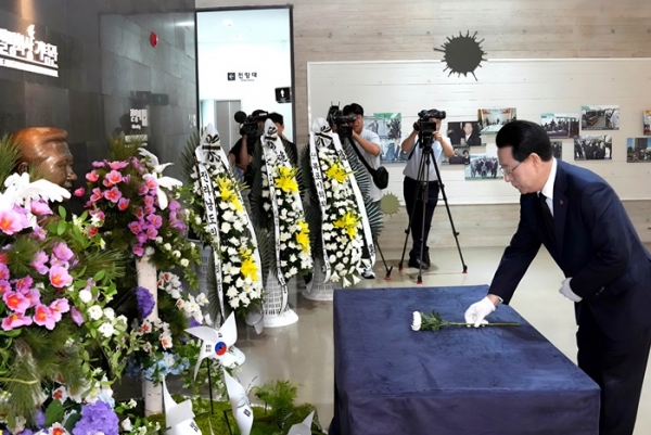 ▲김영록 전라남도지사가 16일 오전 목포 김대중노벨평화상기념관에서 열린 ‘김대중 대통령 서거 15주기 추모식’에 참석해 헌화·묵념을 하고 있다.(사진제공=전라남도)