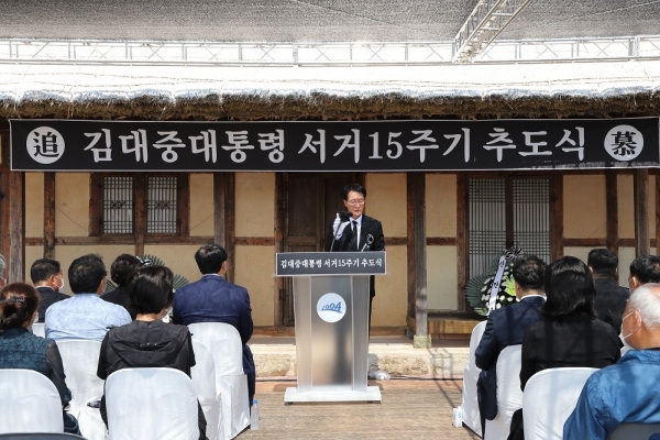 ▲지난 18일 박우량 신안군수가 김대중 대통령 서거 15주기 추도사를 낭독하고 있다.(사진제공=신안군)