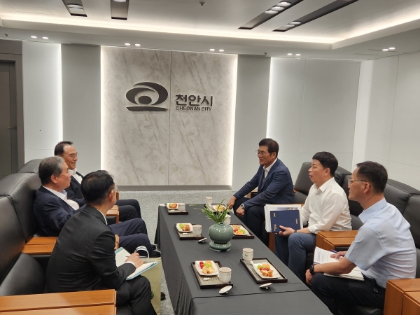 ▲이상익 함평군수는 지난 14일 천안시청을 방문해 박상돈 천안시장 및 정재택 종축장이전개발범천안시민추진위원장과 면담을 갖고, 축산자원개발부 이전에 따른 이주민 지원대책을 심도 있게 논의했다.(사진제공=함평군)
