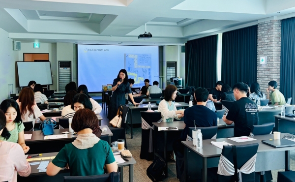 ▲연수에 참여한 교사들이 김점선 교사와 함께 글쓰기 활동 실습을 하고 있다.(사진제공=전라남도교육청)