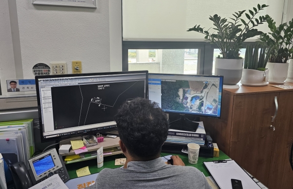 ▲진도군 민원봉사과 건축안전팀에서는 가설건축물 축조 신고 시 제출해야 하는 도면(배치도, 평면도)의 작성을 건축담당 공무원들의 재능기부를 통해 무료로 도와드린다.(사진제공=진도군)