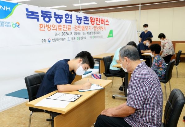 ▲고흥군은 의료시설이 부족한 농촌 지역 주민들에게 찾아가는 의료서비스를 제공하는 ‘농촌 왕진버스 사업’을 본격 추진한다.(사진제공=고흥군)
