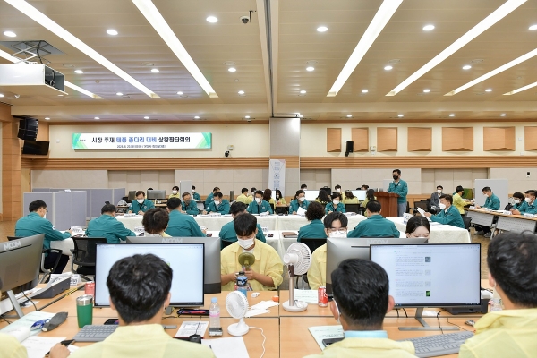 ▲북상 중인 제9호 태풍 ‘종다리’가 우리나라에 영향을 미칠 것으로 예보된 가운데, 정기명 여수시장이 20일 오전 대책회의를 열어 관계부서에 긴급 지시를 내렸다.(사진제공=여수시)