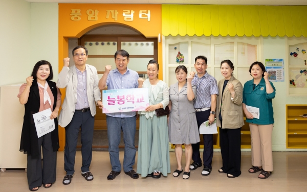 ▲이정선 광주교육감이 2학기부터 전면 시행되는 늘봄학교 현장을 둘러보고 현황을 점검했다.(사진제공=광주광역시교육청)