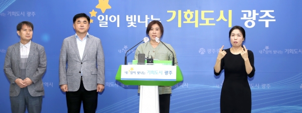 ▲손희정 물가대책위원 부위원장이 20일 오후 시청 5층 브리핑룸에서 물가대책위원회 심의한 결과를 브리핑하고 있다.(사진제공=광주광역시)