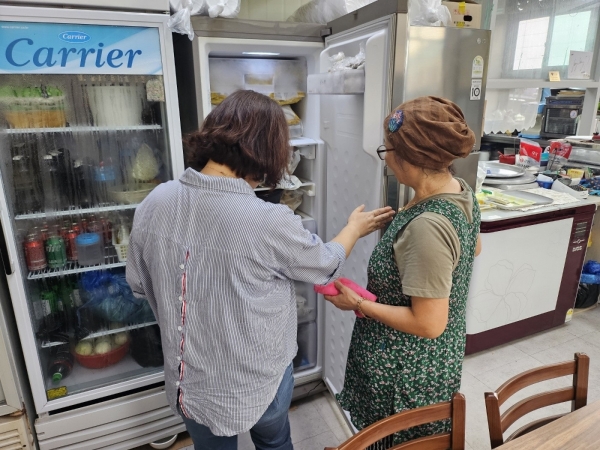▲점검반이 추석 명절 대비 위생점검을 실시하고 있다.(사진제공=보성군)