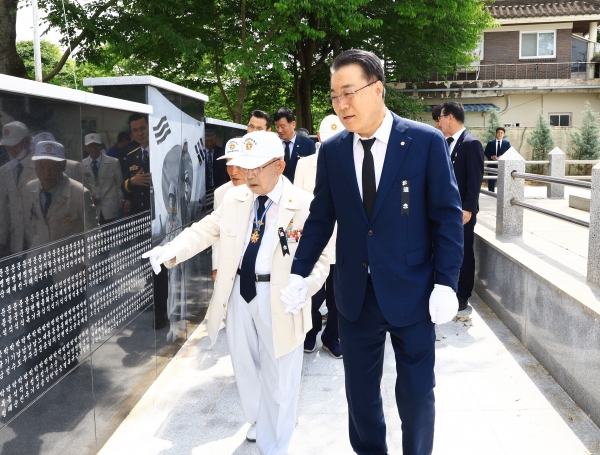 ▲2024년 현충일 화순군 충혼탑 참배 후 구복규 화순군수와 김중환 6.25참전유공자회 화순지회장이 충혼탑 주변의 유공자 명비를 둘러보고 있다.(사진제공=화순군)