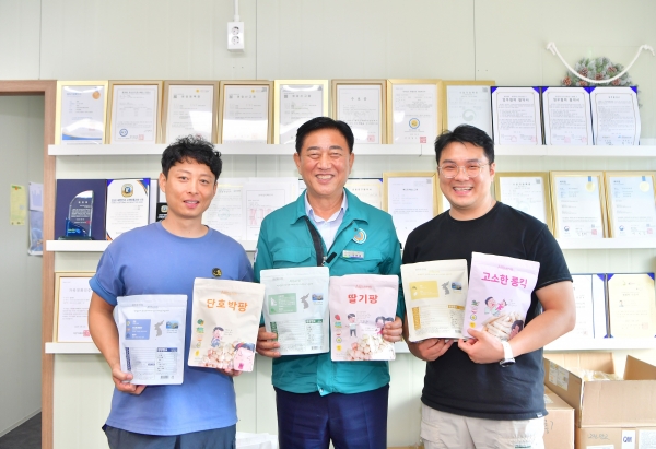 ▲김한종 장성군수가 20일 '독도 지킴이 과자'를 만든 '올바름'을 찾아 감사와 격려 인사를 전했다.(사진제공=장성군)