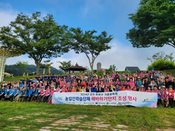 ▲장성군이 농업인단체 회원들과 함께 해바라기 정원을 조성했다.(사진제공=장성군)