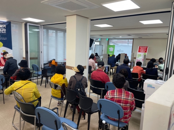 ▲남구는 오는 9월부터 거동 불편으로 치매 검진에 어려움을 겪는 관내 어르신을 위해 동별 찾아가는 무료 검진 사업을 추진한다.(사진제공=광주 남구)