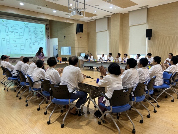 ▲고흥군은 치매안심센터에 등록된 치매 환자와 가족·보호자들을 대상으로 마음치유 프로그램에 참여했다.(사진제공=고흥군)