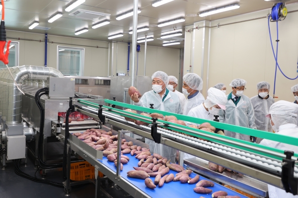 ▲무안군융복합센터 시연회에서 운영 상황을 점검하는 김산 무안군수(사진제공=무안군)