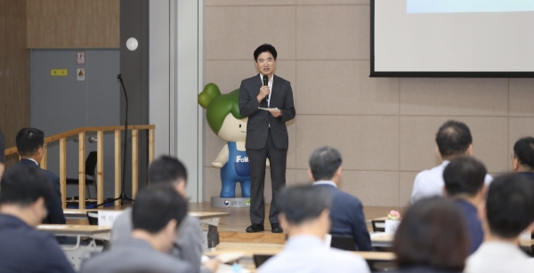 ▲김대중 전라남도교육감이 23일 국립나주숲체원에서 열린 ‘2024 영호남 공동하계학술대회’의 기조연설을 하고 있다.(사진제공=전라남도교육청)