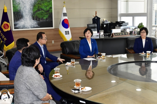 ▲광주광역시의회는 23일 5개 자치구 의회 의장들을 초청하여 소통간담회를 개최했다.(사진제공=광주광역시의회)