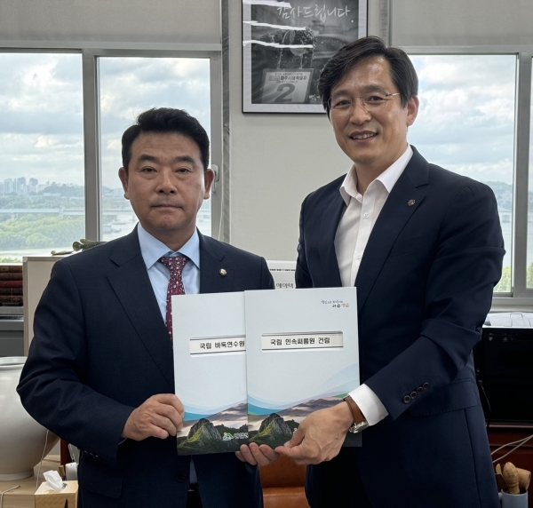 ▲우승희 영암군수가 내년도 국비 확보와 지역 현안사업 해결을 위해 지난 22일 국회를 방문 박정 국회 예결위원장과의 집중 면담을 갖고 기념촬영을 하고 있다.(사진제공=영암군)
