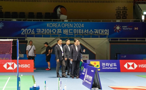 ▲박홍률 목포시장이 2024코리아오픈 배드민턴선수권대회를 하루 앞두고 목포실내체육관 현장점검에 나섰다.(사진제공=목포시)