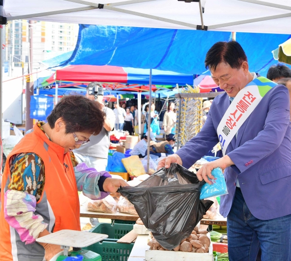 ▲지난해 황룡전통시장을 찾은 김한종 장성군수(사진제공=장성군)