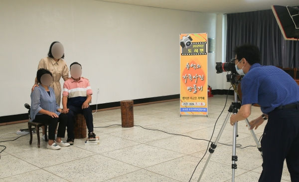 ▲구례군 토지면 지역사회보장협의체는 관내 저소득 10가정을 대상으로 ‘추억의 가족사진 만들기’ 행사를 추진했다.(사진제공=구례군)