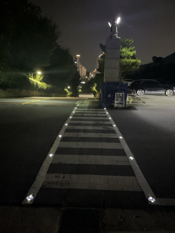 ▲광주인성고 ‘야간 보차로 분리 표시등’ 설치 모습(사진제공=광주광역시교육청)