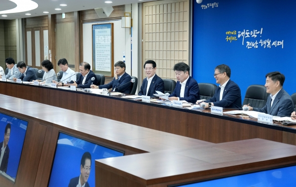 ▲김영록 전라남도지사가 27일 오전 도청 서재필실에서 실국장 정책회의를 주재하고 있다.(사진제공=전라남도)