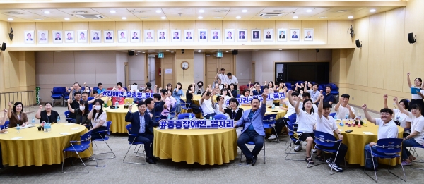 ▲광주 서구는 29일 구청 들불홀에서 서구형 장애인일자리 사업 중간보고회를 개최했다.(사진제공=광주 서구)