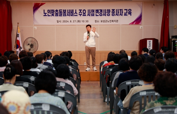 ▲김철우 보성군수와 노인 맞춤 돌봄서비스 종사자를이 질의응답을 나누고 있다.(사진제공=보성군)