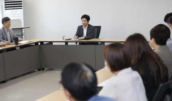▲김대중 전남교육감이 29일 구림공업고등학교에서 해외 유학생을 대상으로 한 체계적인 직업교육 운영 방안을 논의하고 있다.(사진제공=전라남도교육청)