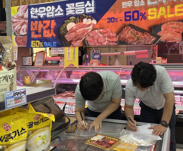 ▲전라남도 특별사법경찰은 추석을 앞두고 오는 9월 11일까지 주요 명절 선물·제수용품의 원산지표시와 수입산 소고기 한우 둔갑 위반행위 등을 특별단속 한다.(사진제공=전라남도)