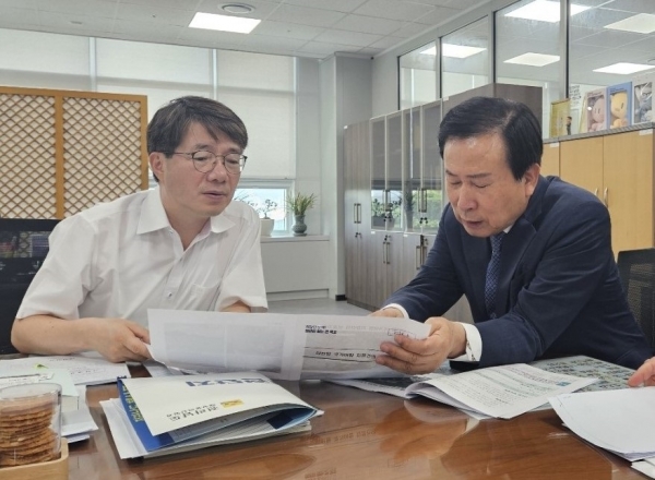 ▲올해 상반기 박홍률 목포시장이 기획재정부 김동일 예산실장을 만나 현안사업에 대한 국비 지원을 건의하는 모습.(사진제공=목포시)