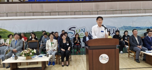 ▲제8회 순천시장배 전국장애인 댄스 스포츠대회 및 한마음 종합포메이션 대회가 1일 오후 순천시 팔마실내체육관에서 성황리에 개최된 가운데 노관규 순천시장이 환영사를 하고 있다(사진=이기장 기자)
