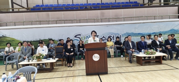▲제8회 순천시장배 전국장애인 댄스 스포츠대회 및 한마음 종합포메이션 대회가 1일 오후 순천시 팔마실내체육관에서 성황리에 개최된 가운데 권향엽 국회의원이 격려사를 하고 있다(사진=이기장 기자)