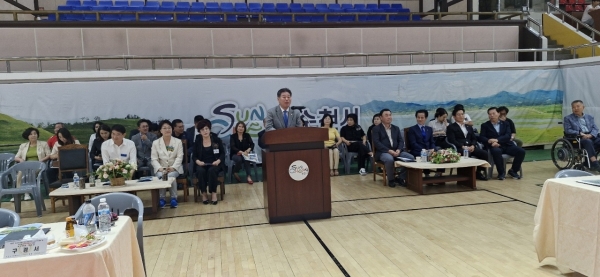 ▲제8회 순천시장배 전국장애인 댄스 스포츠대회 및 한마음 종합포메이션 대회가 1일 오후 순천시 팔마실내체육관에서 성황리에 개최된 가운데 강형구 순천시의회 의장이 인사말을 하고 있다(사진=이기장 기자)