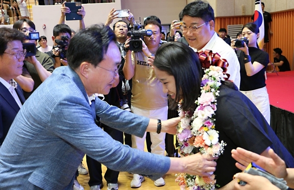 ▲전라남도 나주시가 지난달 31일 나주종합스포츠파크 다목적체육관에서 파리올림픽 배드민턴 여자 단식 금메달을 차지한 안세영 선수 환영식에서 윤병태 나주시장이 안세영 선수에게 꽃 목걸이를 걸어 주고 있다(사진제공=나주시)