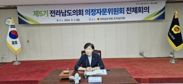 ▲전라남도의회는 2일, 2층 초의실에서 제5기 전라남도의회 의정자문위원회 전체회의를 개최한 가운데 김미영 위원장이 인사말을 하고 있다(사진=이기장 기자)