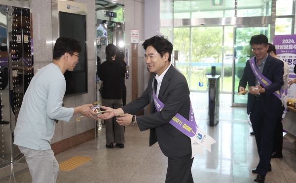 ▲김대중 전남교육감이 3일 출근길에 양성평등 주간 기념행사에 참여하고 있다.(사진제공=전라남도교육청)