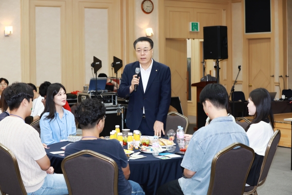 ▲구복규 화순군수가 민원 담당 청년 공직자들에게 격려에 말을 하고 있다.(사진제공=화순군)