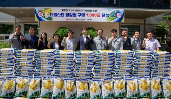 ▲영암군과 대불공단 기업체가 쌀값 하락으로 어려움을 겪고 있는 농민들을 지원하기 위해 영암 쌀 판매 운동에 적극적으로 나서고 있다.(사진제공=영암군)